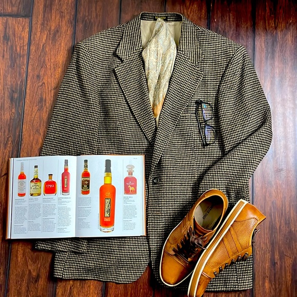 π Embrace Equestrian Elegance with Trotter's Club Houndstooth Riding Blazer! πΊ - Picture 1 of 3